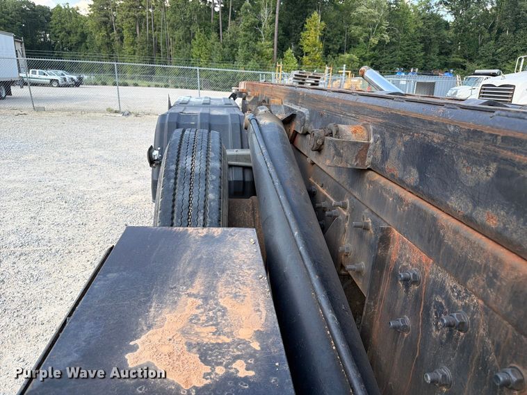 image for item EF1362 2000 Mack RD roll-off container truck
