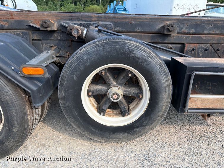 image for item EF1362 2000 Mack RD roll-off container truck