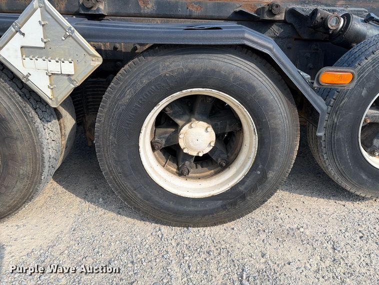 image for item EF1362 2000 Mack RD roll-off container truck
