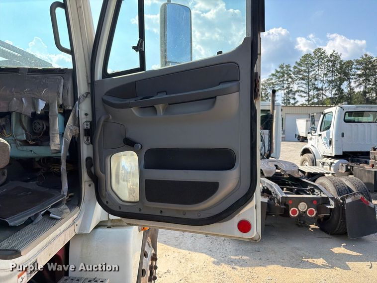 image for item EF1363 2001 Freightliner C120 vacuum truck