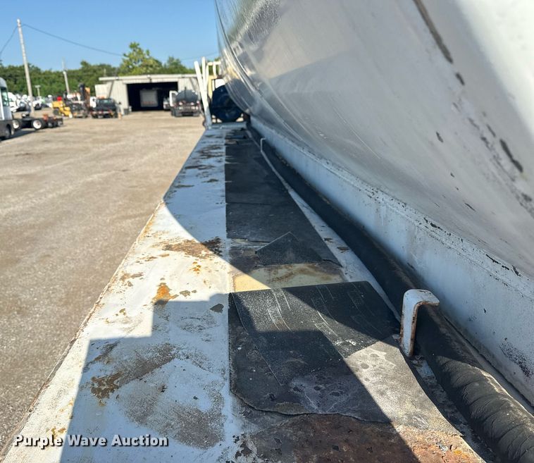 image for item EG6049 1986 Great Dane GP-30 tank trailer