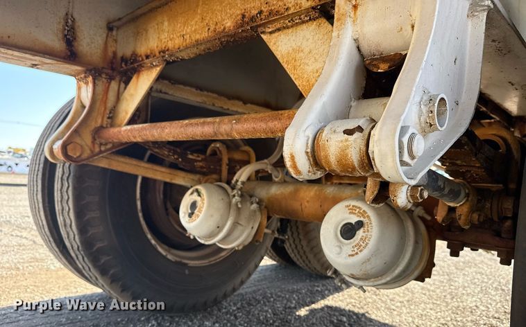 image for item EG6049 1986 Great Dane GP-30 tank trailer