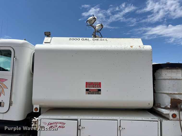 image for item EL2625 1999 Peterbilt 357 fuel / lube truck