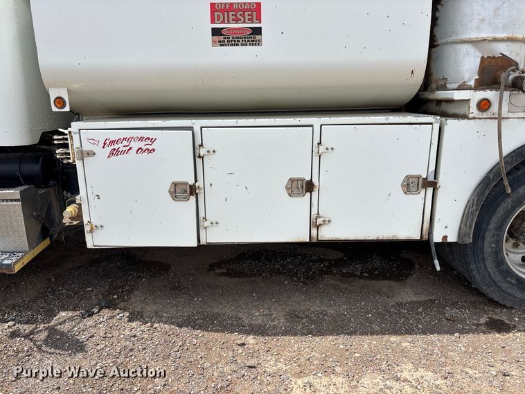 image for item EL2625 1999 Peterbilt 357 fuel / lube truck