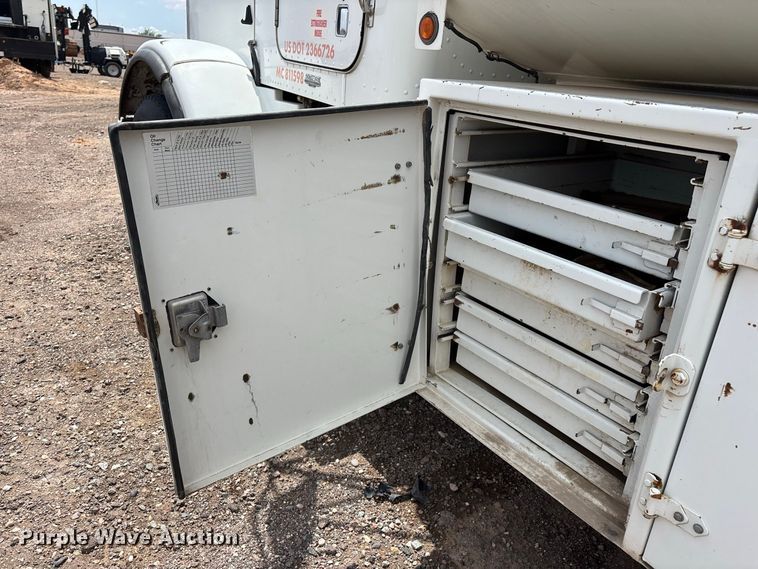 image for item EL2625 1999 Peterbilt 357 fuel / lube truck