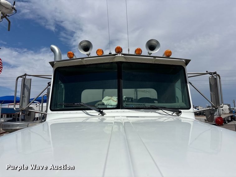 image for item EL2625 1999 Peterbilt 357 fuel / lube truck