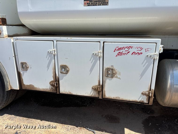 image for item EL2625 1999 Peterbilt 357 fuel / lube truck