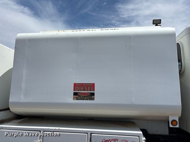 image for item EL2625 1999 Peterbilt 357 fuel / lube truck