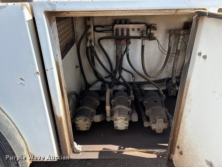 image for item EL2625 1999 Peterbilt 357 fuel / lube truck