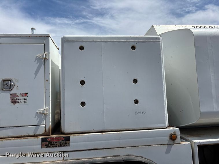 image for item EL2625 1999 Peterbilt 357 fuel / lube truck