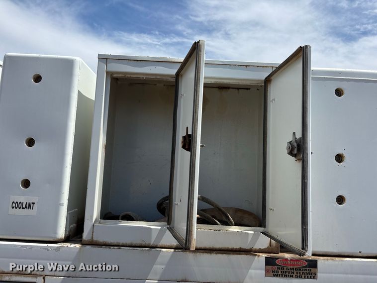 image for item EL2625 1999 Peterbilt 357 fuel / lube truck