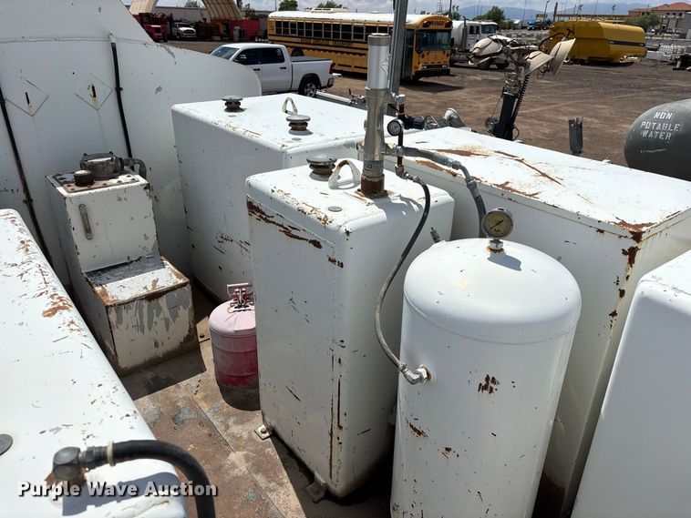 image for item EL2625 1999 Peterbilt 357 fuel / lube truck