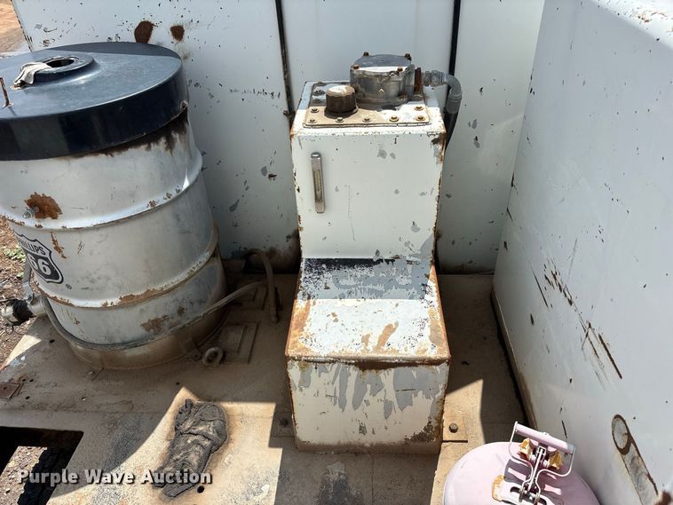 image for item EL2625 1999 Peterbilt 357 fuel / lube truck