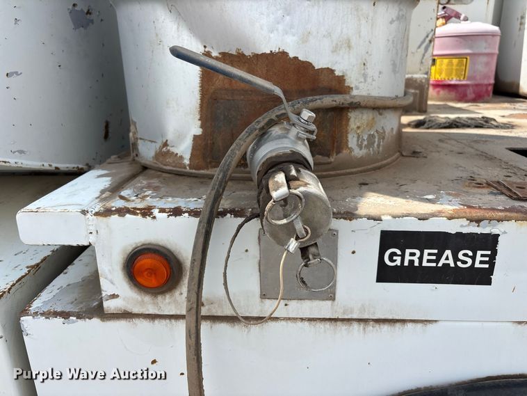 image for item EL2625 1999 Peterbilt 357 fuel / lube truck