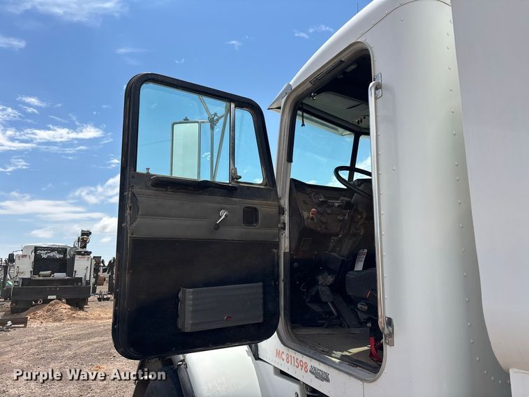 image for item EL2625 1999 Peterbilt 357 fuel / lube truck