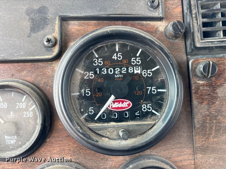 image for item EL2625 1999 Peterbilt 357 fuel / lube truck