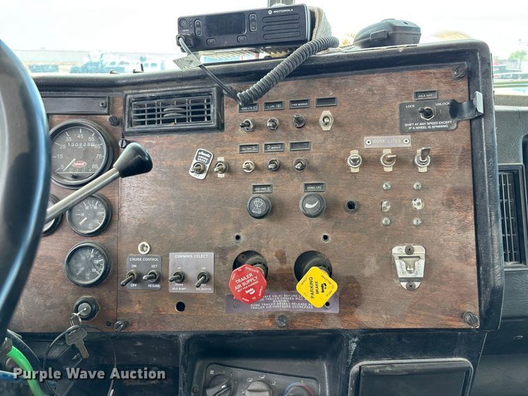 image for item EL2625 1999 Peterbilt 357 fuel / lube truck