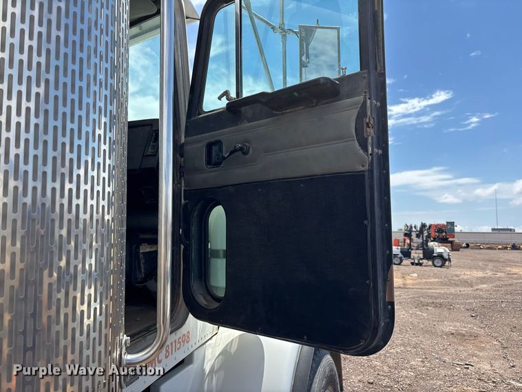 image for item EL2625 1999 Peterbilt 357 fuel / lube truck