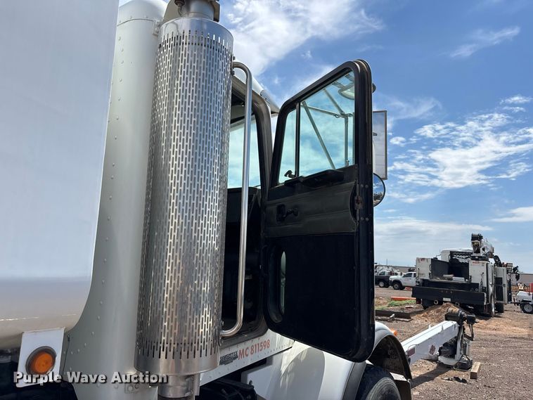 image for item EL2625 1999 Peterbilt 357 fuel / lube truck