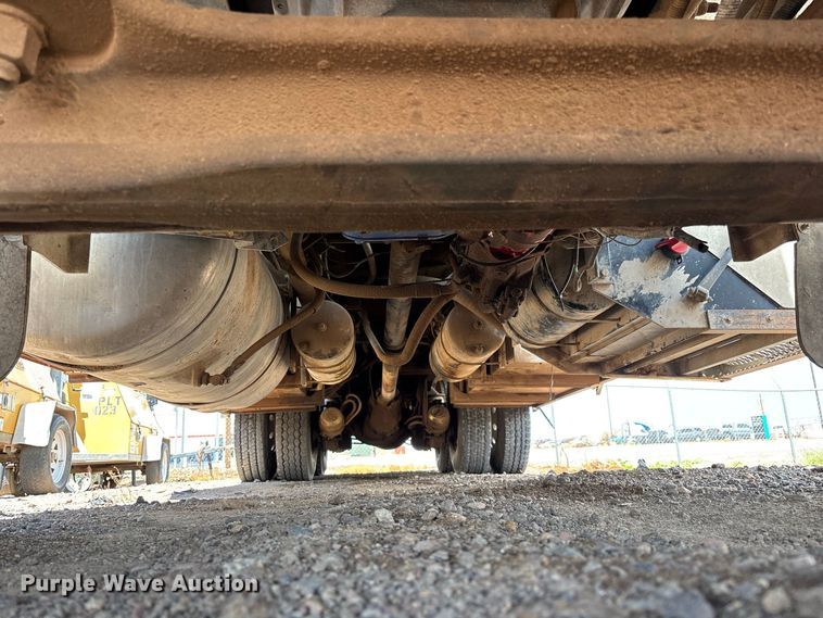 image for item EL2625 1999 Peterbilt 357 fuel / lube truck