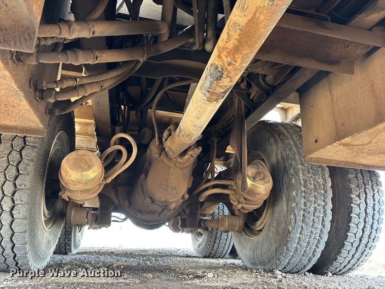 image for item EL2625 1999 Peterbilt 357 fuel / lube truck