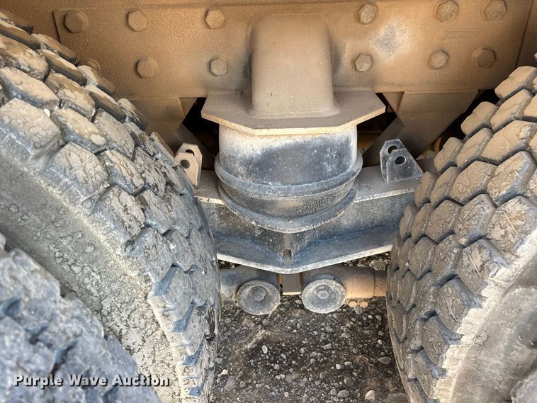 image for item EL2625 1999 Peterbilt 357 fuel / lube truck