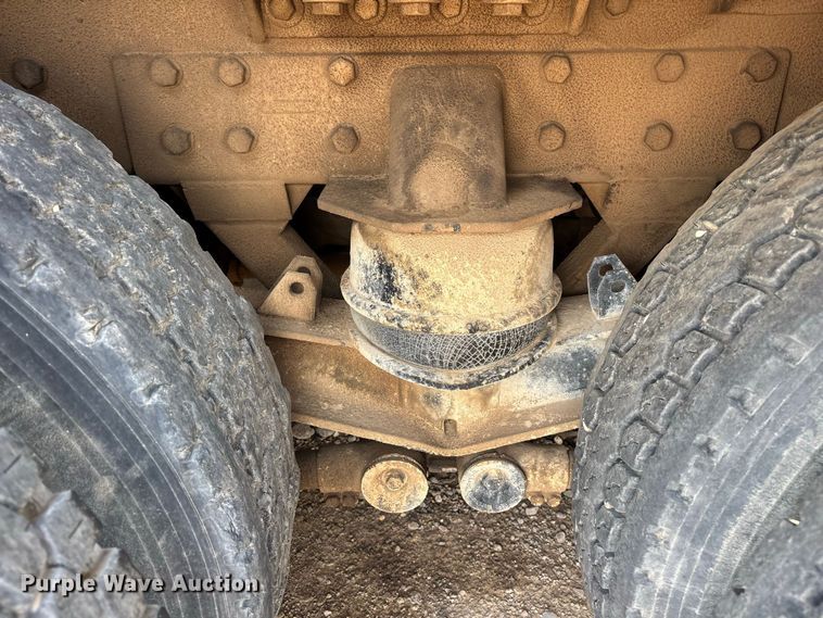 image for item EL2625 1999 Peterbilt 357 fuel / lube truck