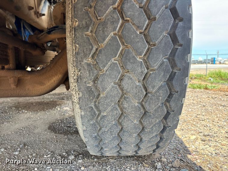 image for item EL2625 1999 Peterbilt 357 fuel / lube truck