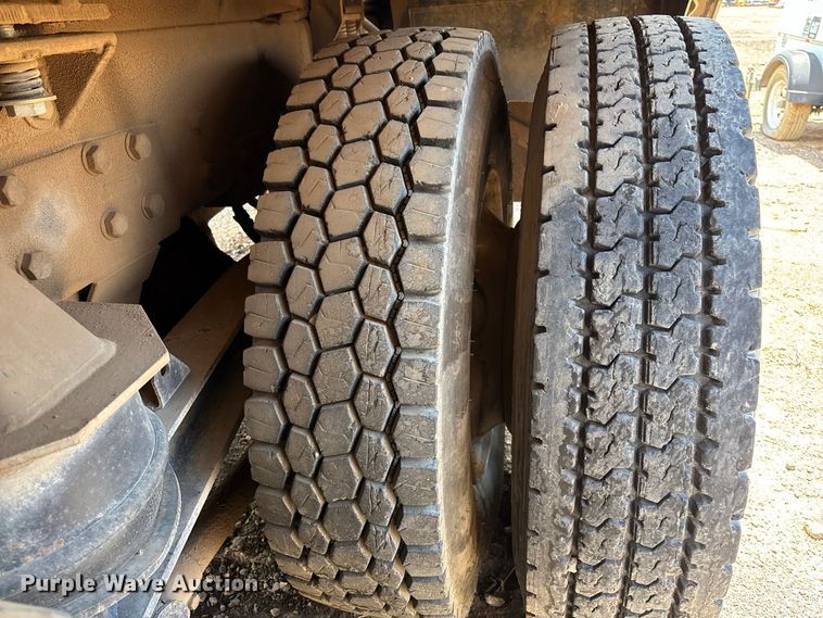 image for item EL2625 1999 Peterbilt 357 fuel / lube truck