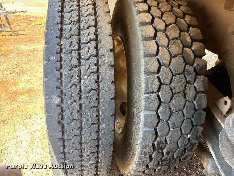 image for item EL2625 1999 Peterbilt 357 fuel / lube truck