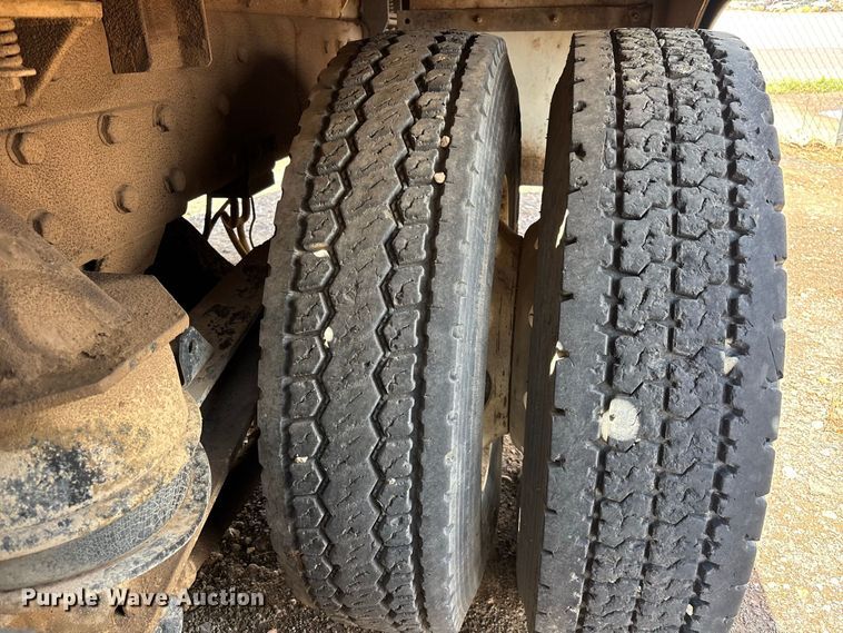 image for item EL2625 1999 Peterbilt 357 fuel / lube truck