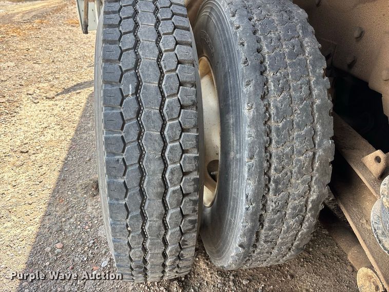 image for item EL2625 1999 Peterbilt 357 fuel / lube truck