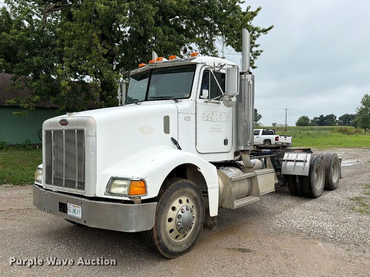 2001 Peterbilt 385 semi truck