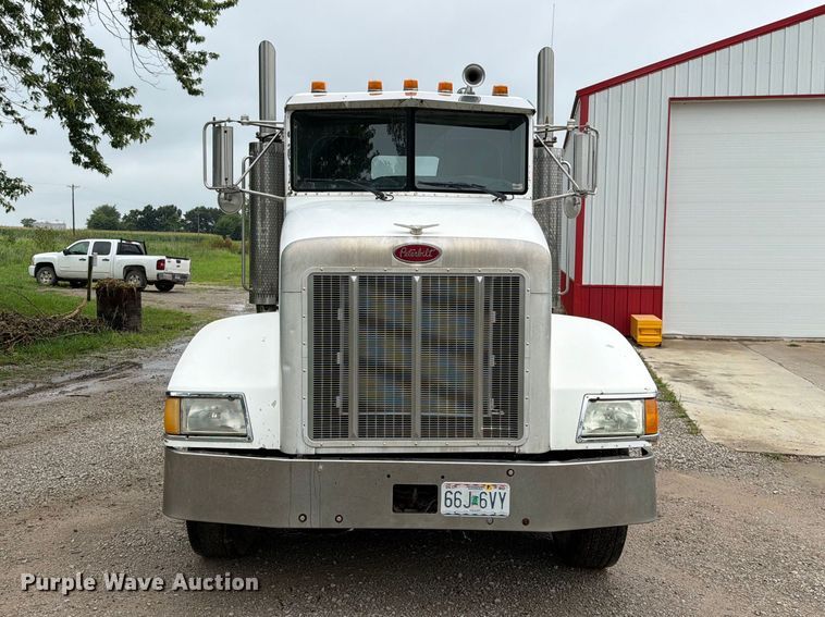 image for item EO8657 2001 Peterbilt 385 semi truck