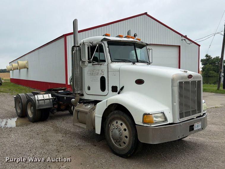 image for item EO8657 2001 Peterbilt 385 semi truck