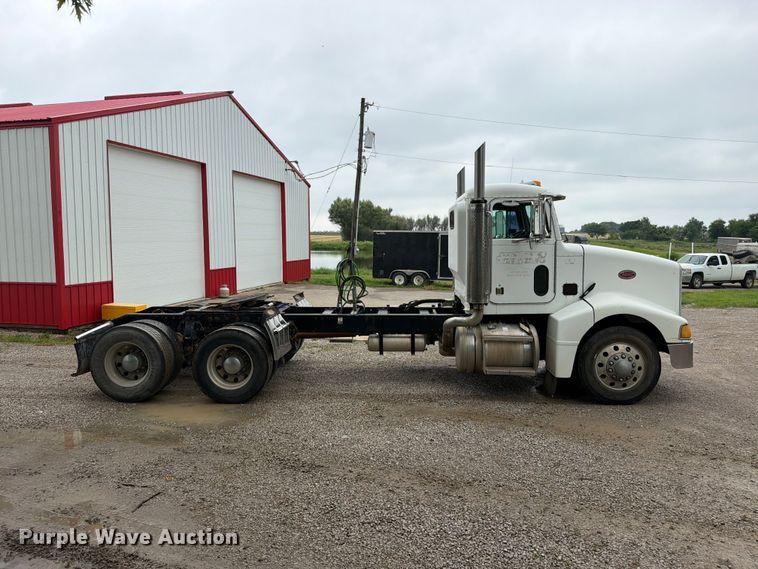 image for item EO8657 2001 Peterbilt 385 semi truck