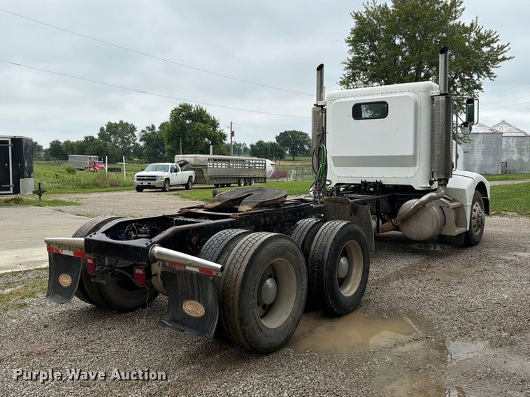image for item EO8657 2001 Peterbilt 385 semi truck