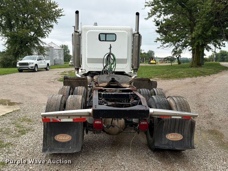 image for item EO8657 2001 Peterbilt 385 semi truck