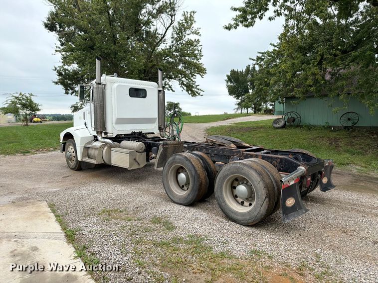 image for item EO8657 2001 Peterbilt 385 semi truck
