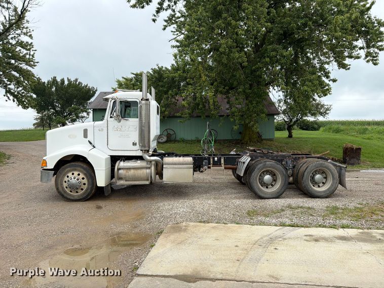 image for item EO8657 2001 Peterbilt 385 semi truck