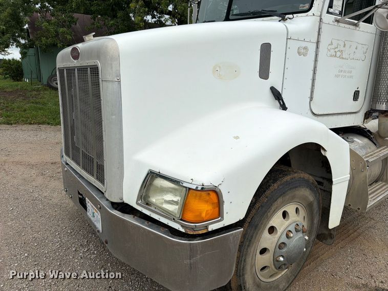 image for item EO8657 2001 Peterbilt 385 semi truck