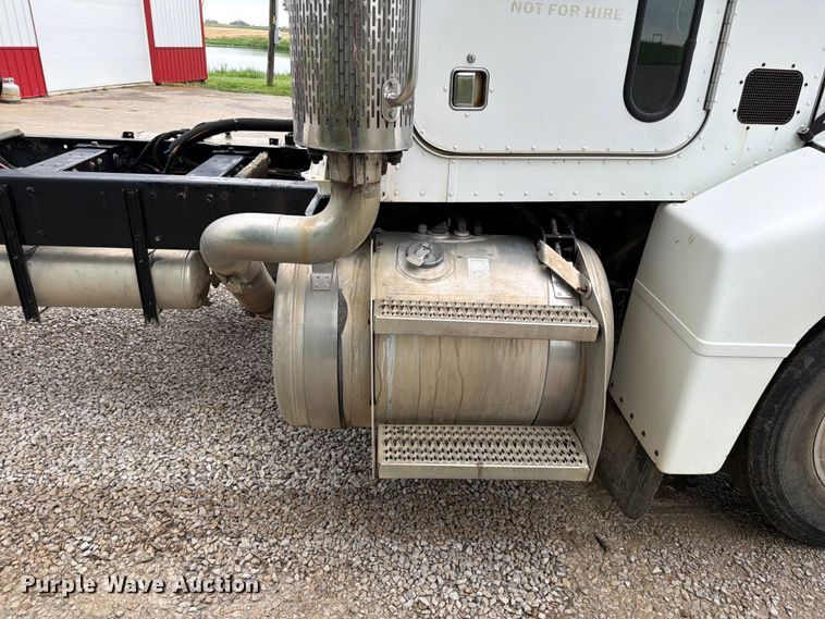 image for item EO8657 2001 Peterbilt 385 semi truck