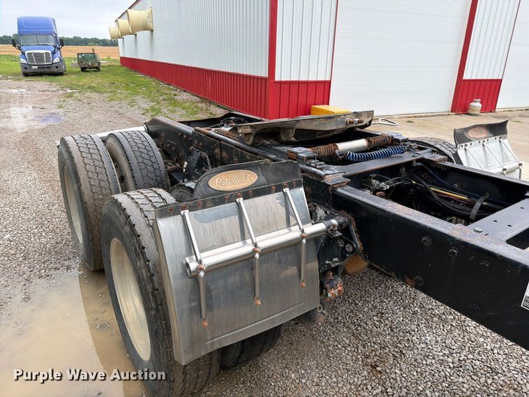 image for item EO8657 2001 Peterbilt 385 semi truck