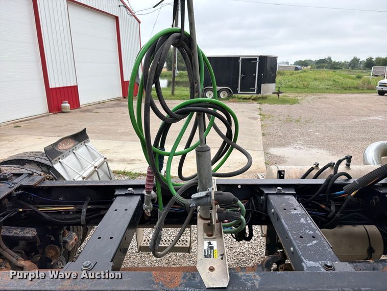 image for item EO8657 2001 Peterbilt 385 semi truck