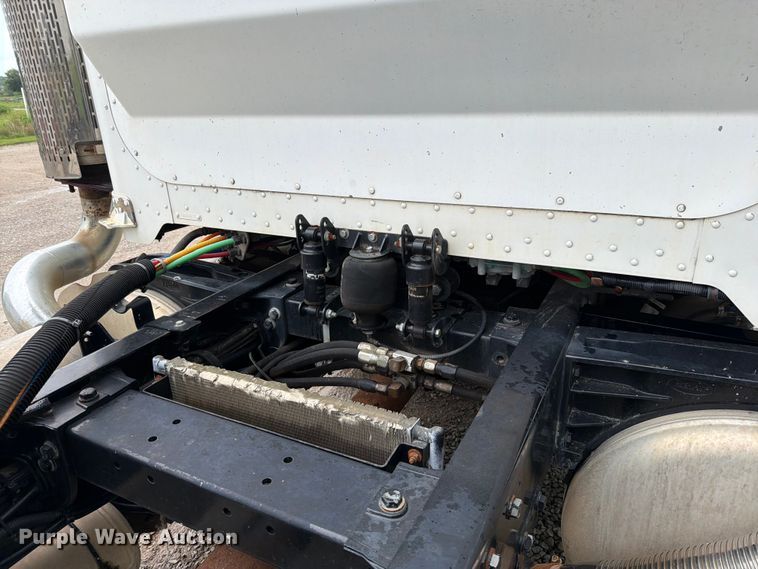 image for item EO8657 2001 Peterbilt 385 semi truck