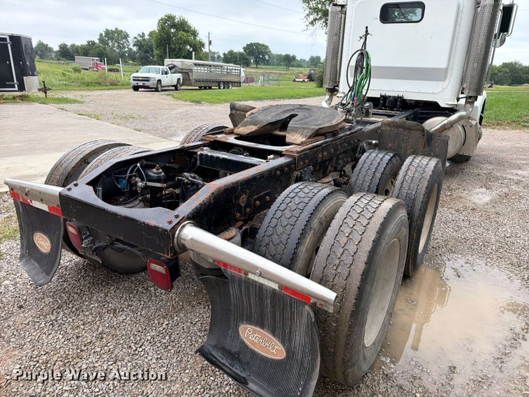 image for item EO8657 2001 Peterbilt 385 semi truck