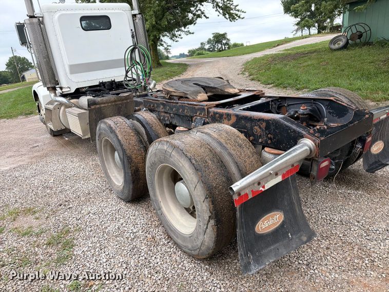 image for item EO8657 2001 Peterbilt 385 semi truck