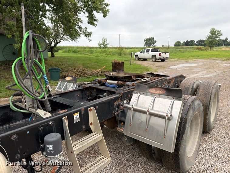 image for item EO8657 2001 Peterbilt 385 semi truck