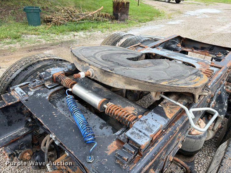 image for item EO8657 2001 Peterbilt 385 semi truck
