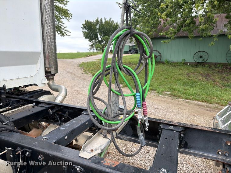 image for item EO8657 2001 Peterbilt 385 semi truck